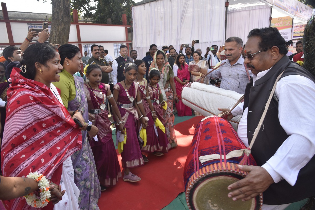Minister dance: Video: विधायक व कलेक्टर ने बजाया मांदर, छात्राओं के साथ नाचतीं रहीं मंत्री लक्ष्मी राजवाड़े