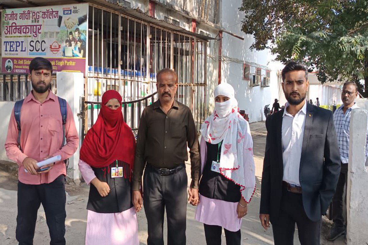 Ragging in college: होलीक्रॉस की छात्रा बोली- सीनियर्स करती हैं रैगिंग, कभी पैर फंसाकर गिराती हैं तो कभी…, मुझे पीटा और वीडियो भी बनाया