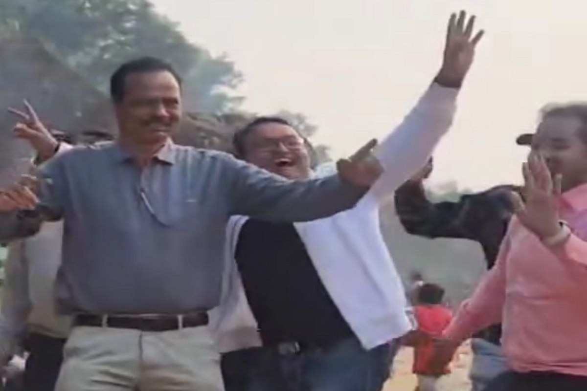 Excise Officers dance: फिल्मी गानों पर आबकारी अधिकारियों ने जमकर लगाए ठुमके, Video बनाकर किया वायरल, आप भी देखें…