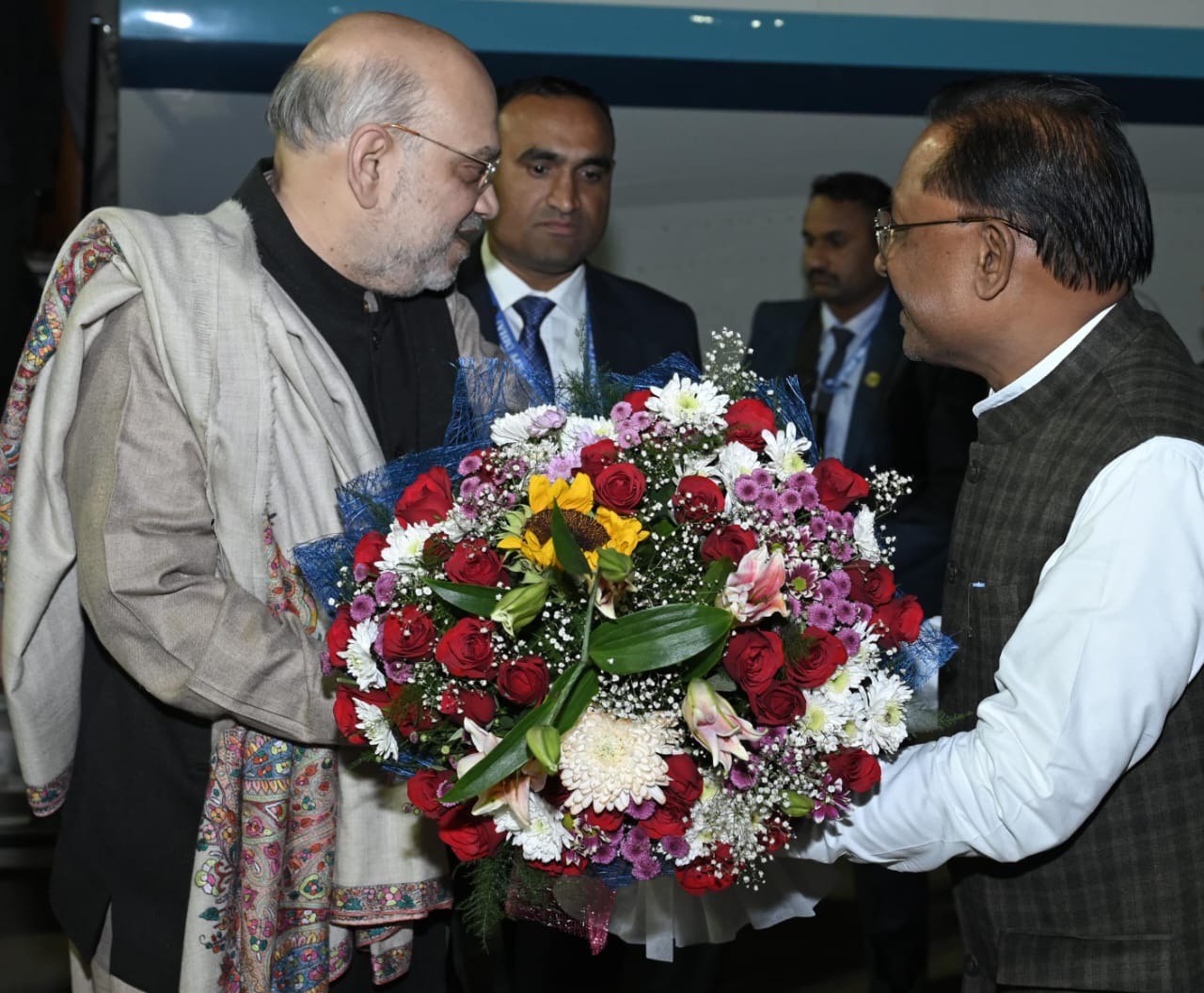 Amit Shah: अमित शाह पहुंचे रायपुर, सीएम विष्णु देव ने एयरपोर्ट पर किया स्वागत
