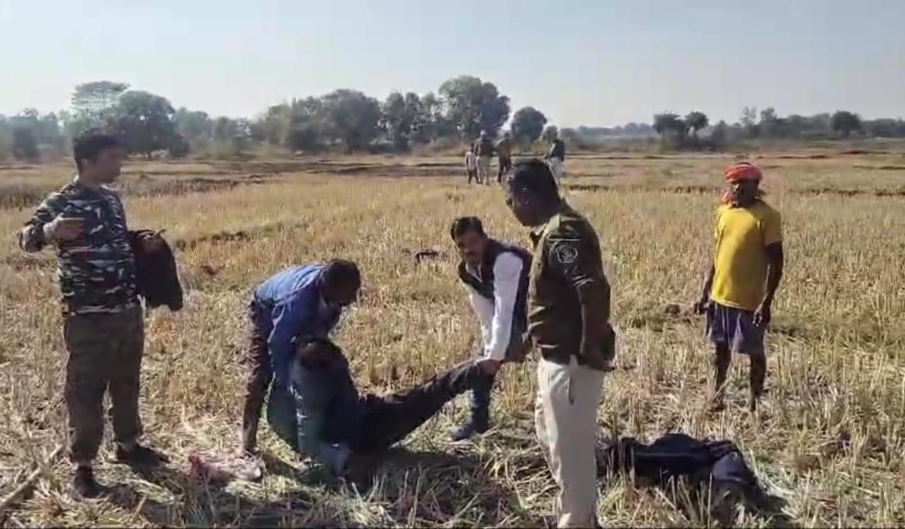 Triple murder case: पत्रकार के माता-पिता और भाई की हत्या, वायरल वीडियो देख पुलिस ने लाठी-डंडे, कुल्हाड़ी से लैस 20 लोगों को लिया हिरासत में