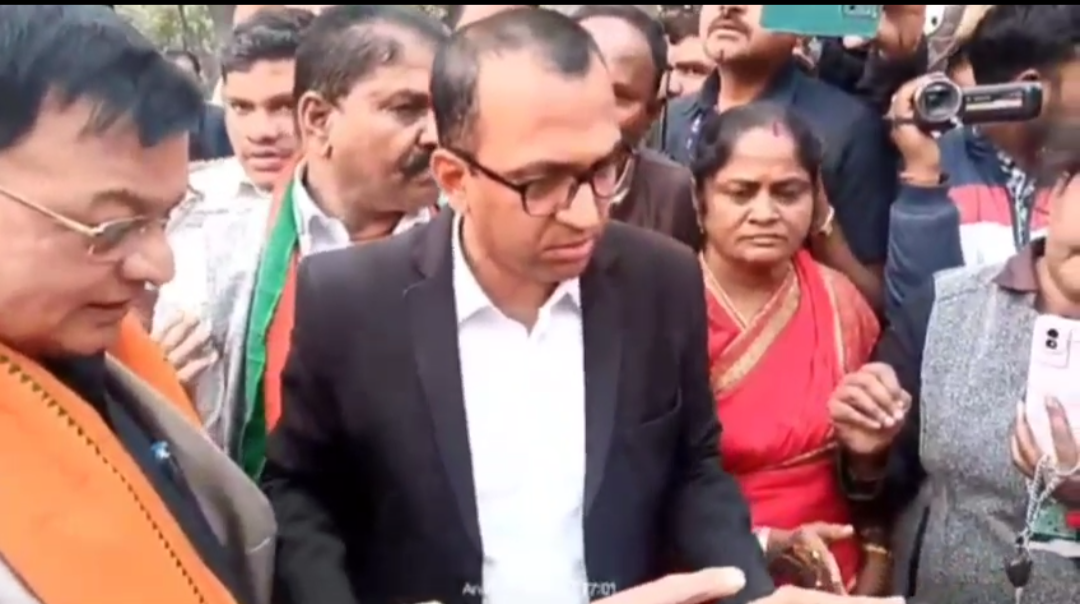 Controversy: Video: मंत्री ने कहा- हम सहयोग कर रहे हैं, लेकिन ऐसे हेकड़ी में रहोगे तो उठवाकर फेंकवा देंगे…, महिलाएं बोली- हमलोग आपको उखाड़ फेकेंगे, देखें वीडियो