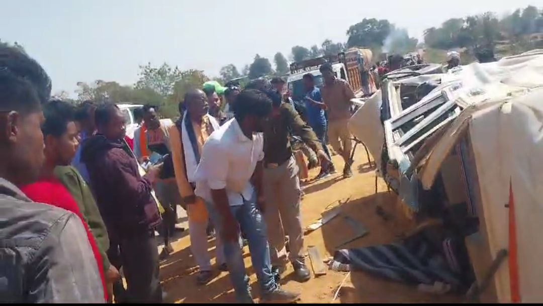 4 died in road accident: महाशिवरात्रि पर पसरा मातम: ट्रक की टक्कर से बोलेरो सवार महिला-बच्चा समेत 4 लोगों की मौत, 7 की हालत गंभीर