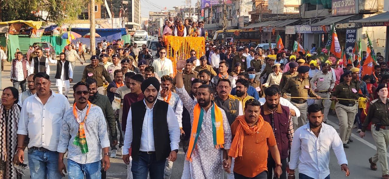 CM road show in Ambikapur: शहर में सीएम ने निकाला रोड शो, हाथ जोडक़र किया अभिवादन, साथ थे मंत्री-विधायक व मेयर प्रत्याशी, देखें Video