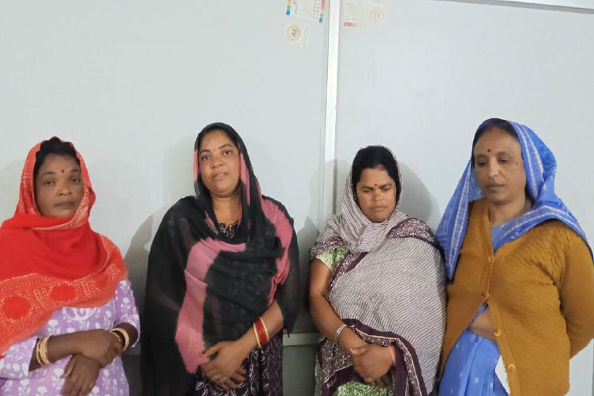 Gambling: जुए के फड़ पर पहुंची पुलिस, देखा तो 4 महिलाएं भी पुरुषों के साथ खेल रही थीं जुआ, 15 गिरफ्तार