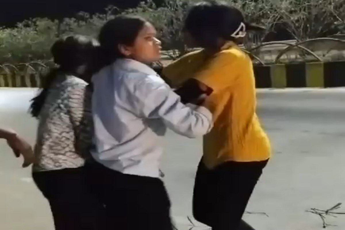 Girls fight video viral: ब्वायफ्रेंड के चक्कर में रिंग रोड पर युवतियों के बीच फाइटिंग, आप भी देखें वायरल हो रहा ये Video