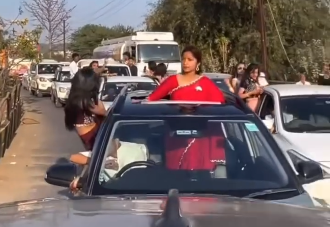 Car stunt: कार की विंडो से निकलकर छात्र-छात्राओं का शहर में खतरनाक स्टंट, शराब के भी हैं शौकीन- देखें Video