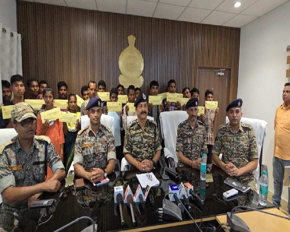 Naxalites Surrender: सिमट रहा लाल आतंक का दायरा! बीजापुर में मुठभेड़ के बाद 22 नक्सलियों ने किया सरेंडर