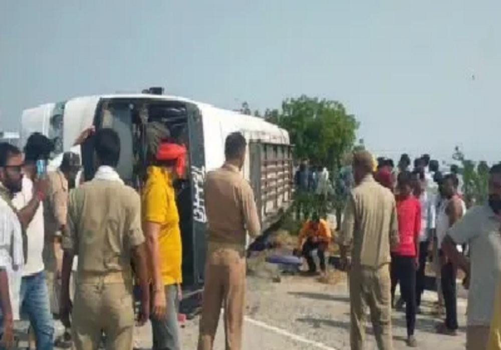 Road Accident: हाईवे पर दौड़ रही तेज रफ्तार बस पलटी, 4 यात्रियों की मौत, एक दर्जन से ज्यादा घायल