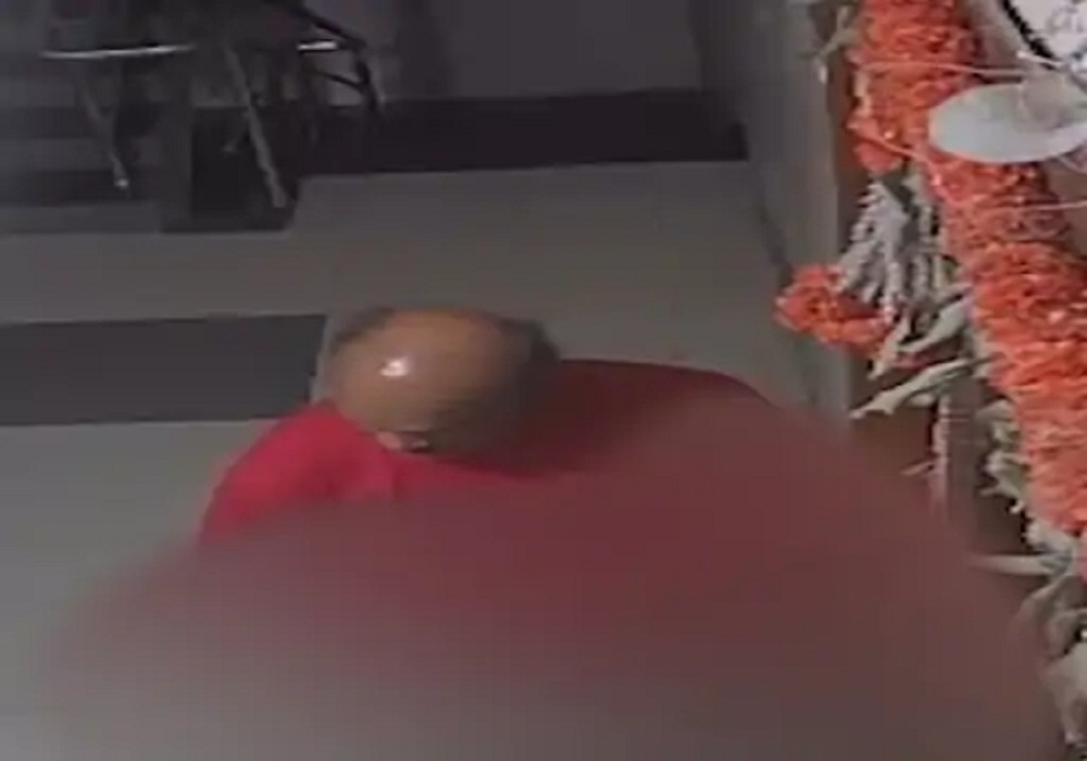 बुजुर्ग ने महिलाओं की सैंडल के साथ किया हस्तमैथुन, CCTV में कैद हुई वारदात, लिफ्ट में पहले भी हो चुकी है अश्लील हरकत