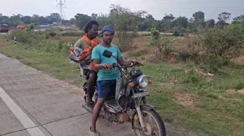 Children body on bike: Video: बाइक पर 2 बच्चों का शव ले जाने के मामले में बड़ी कार्रवाई, बीएमओ सस्पेंड, मेडिकल ऑफिसर को हटाया