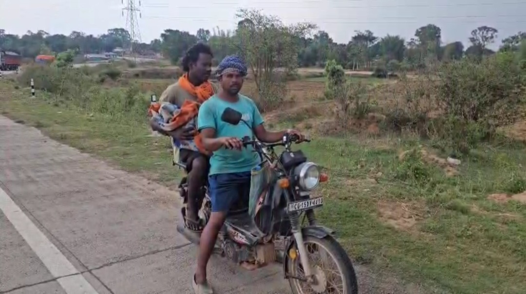 Children body on bike: Video: बाइक पर 2 बच्चों का शव ले जाने के मामले में बड़ी कार्रवाई, बीएमओ सस्पेंड, मेडिकल ऑफिसर को हटाया