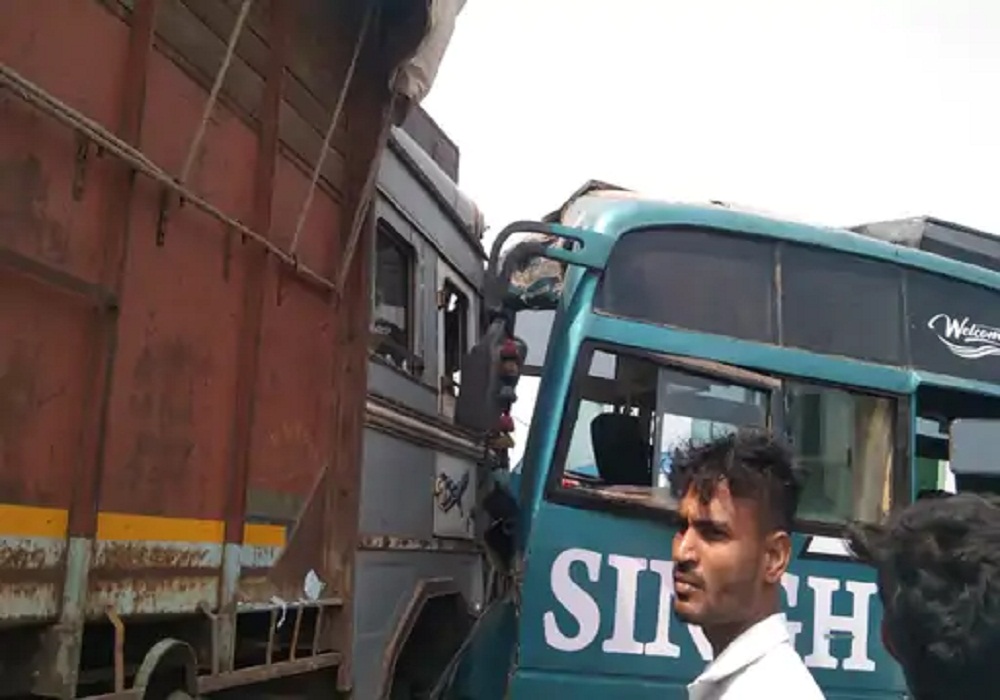 Bus Accident: यात्रियों से भरी बस व ट्रक में हुई भीषण टक्कर, हादसे में 20 लोग घायल, मची चीख-पुकार