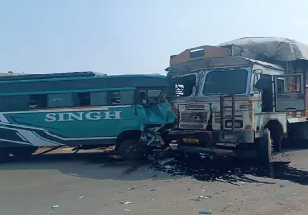 Bus Accident: यात्रियों से भरी बस व ट्रक में हुई भीषण टक्कर, हादसे में 20 लोग घायल, मची चीख-पुकार