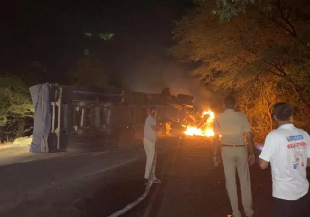 भीषण सड़क हादसा! दो ट्रकों की टक्कर के बाद वैन में लगी आग, हादसे में जिंदा जलकर चालक की मौत, 5 घायल