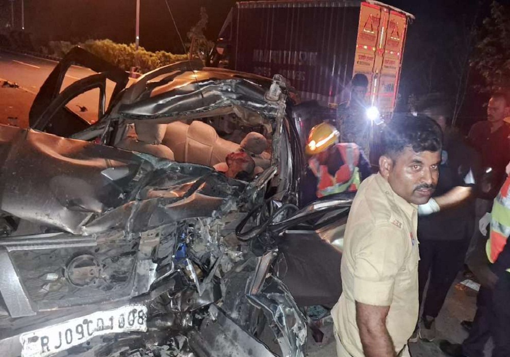 सड़क हादसे में बैंक मैनेजर के माता-पिता और ड्राइवर समेत 3 की मौत, पति-पत्नी और 6 साल का बेटा घायल, जानें कैसे हुआ हादसा!