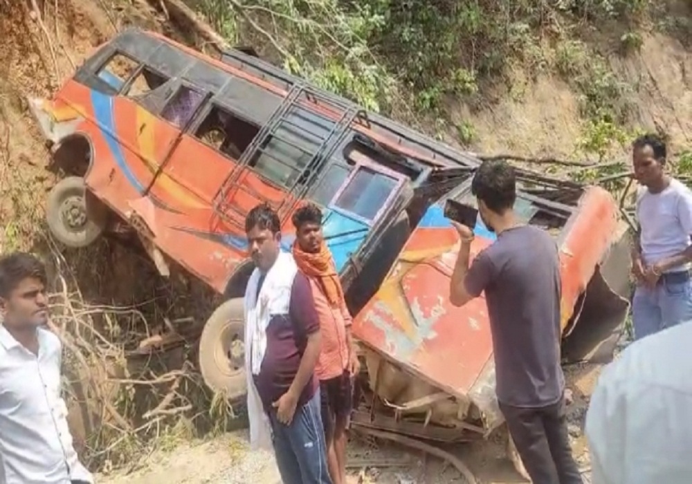 Huge Road Accident: Video: बारातियों से भरी बस 50 फीट गहरी खाई में गिरी, मासूम समेत 3 की मौत, 80 लोग थे सवार