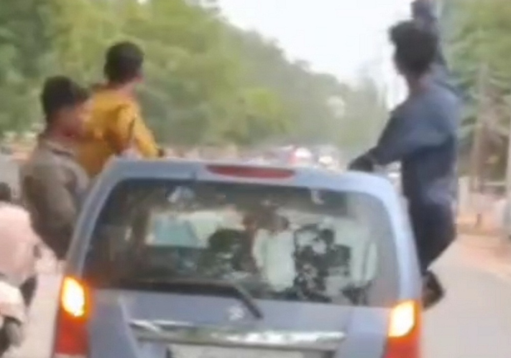 चलती कार में युवकों का खतरनाक स्टंट, कार की खिड़की पर लटककर जमकर मचा रहे थे उत्पात… वायरल हुआ VIDEO
