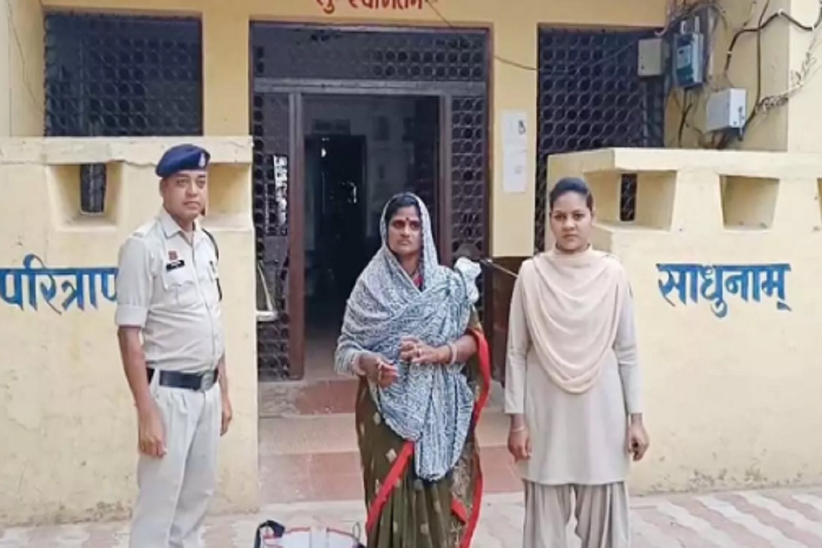 Live Video: ग्राहक बनकर आई महिला ने की ज्वैलरी शॉप में चोरी, झटपट हजारों का माल किया पार… तरीका देख चौक जाएंगे आप!
