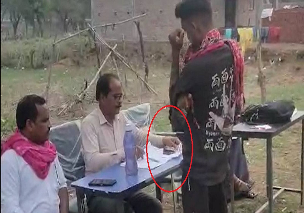 आयुष्मान कार्ड बनाने के नाम पर मांगी रिश्वत, शिक्षक बोला - 500 रुपए दो नहीं तो… वायरल हो रहा VIDEO