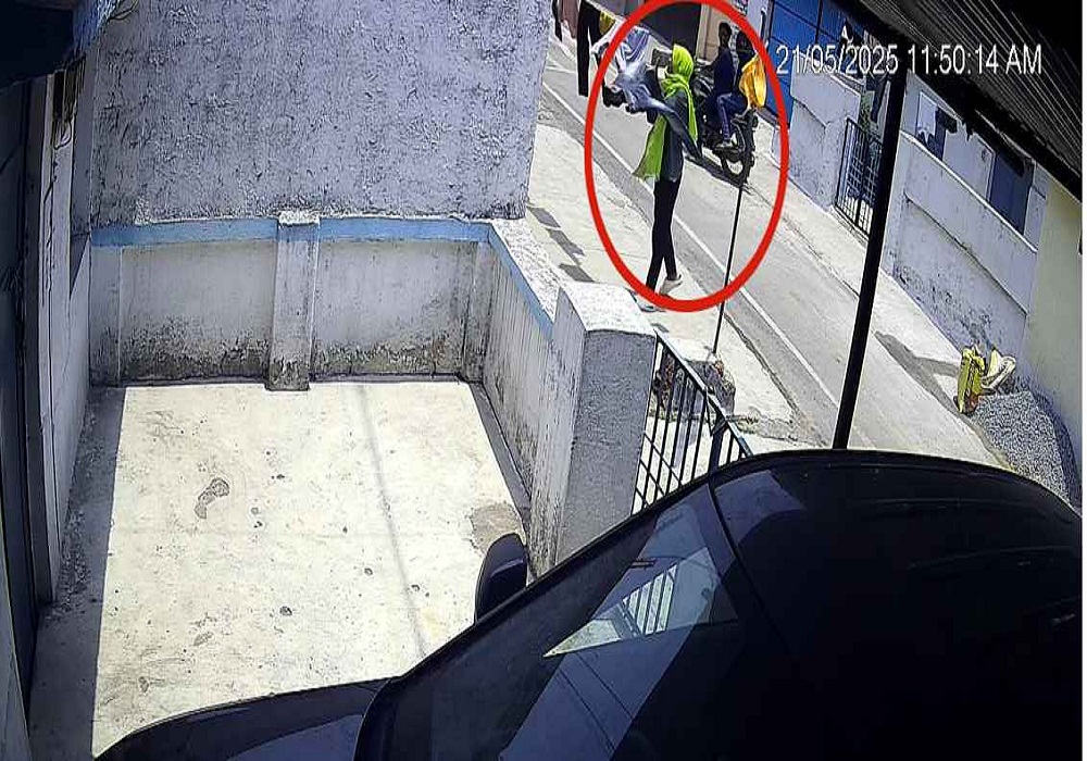 कैश, गहने नहीं… अब बचा कर रखें अपने-अपने अंडरगारमेंट्स, चोरी करते CCTV कैमरे के कैद हुए चोर, देखें
