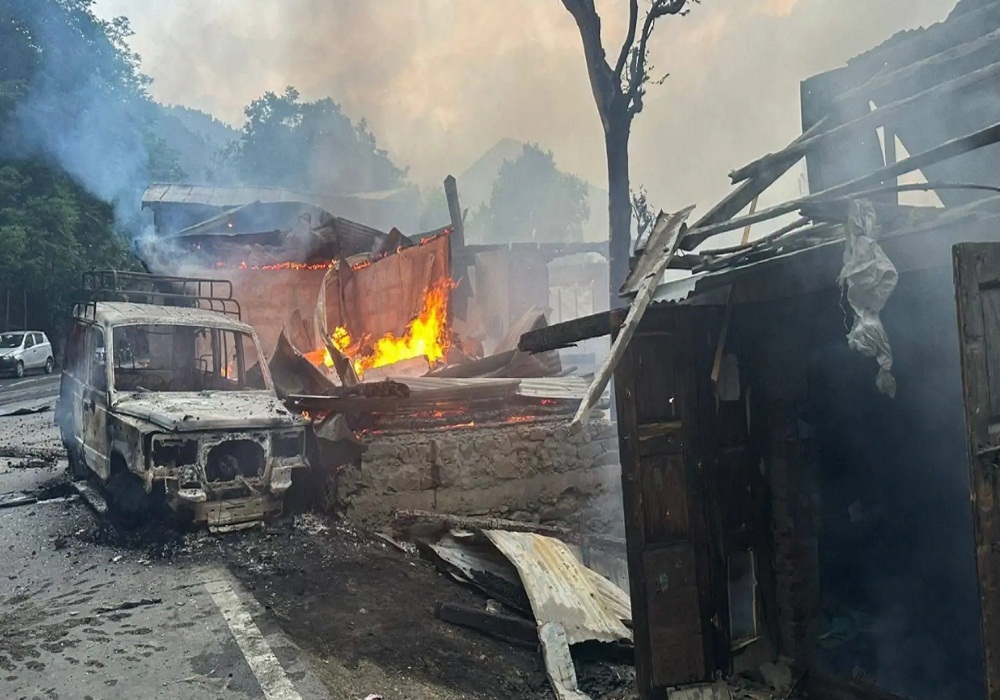 India Pakistan War: LOC पर पाकिस्तान ने फिर की भीषण गोलीबारी, बच्चे समेत 18 लोगों की मौत, 57 घायल… भारतीय सेना का एक जवान शहीद