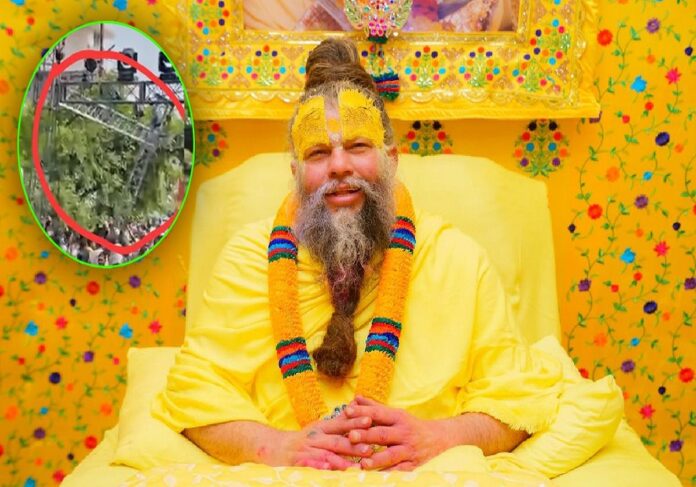 Premanand ji maharaj: मथुरा में बाल-बाल बचे प्रेमानंद महाराज, पदयात्रा के दौरान सिर के ऊपर लटका लोहे का ढांचा, फिर… मची खलबली