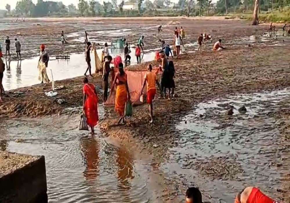 Water Crisis: जीवनदायनी मानी जाने वाली कन्हर एनीकट का अचानक खुला गेट, तेजी से बह रहा पानी, 25 हजार आबादी की बढ़ी परेशानी