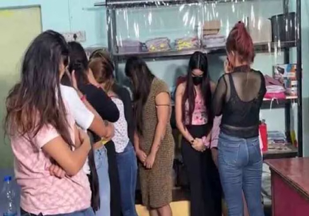 Sex Racket: दो होटलों में हाईप्रोफाइल सेक्स रैकेट का खुलासा, दिल्ली-मुंबई की 10 कॉलगर्ल गिरफ्तार, मची खलबली