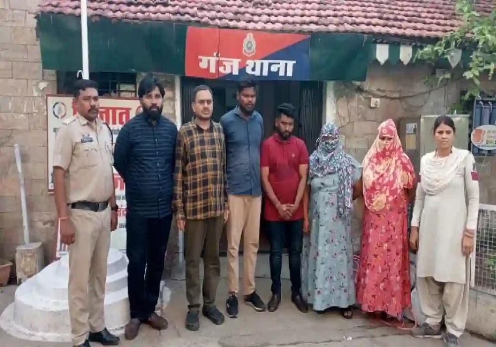 Sex Racket: होटल में चल रहा था देह व्यापार का गोरखधंधा, ग्राहक बनकर पहुंची पुलिस, फिर… इस हाल में 2 महिलाओं समेत 6 गिरफ्तार