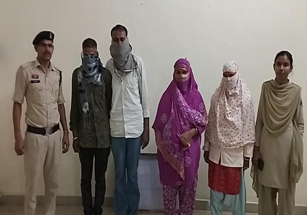 Sex Racket: किराए के मकान में चल रहा था सेक्स रैकेट, शक में ग्रामीणों ने घर को घेरा, फिर… इस हाल में पकड़ाए महिला-पुरुष