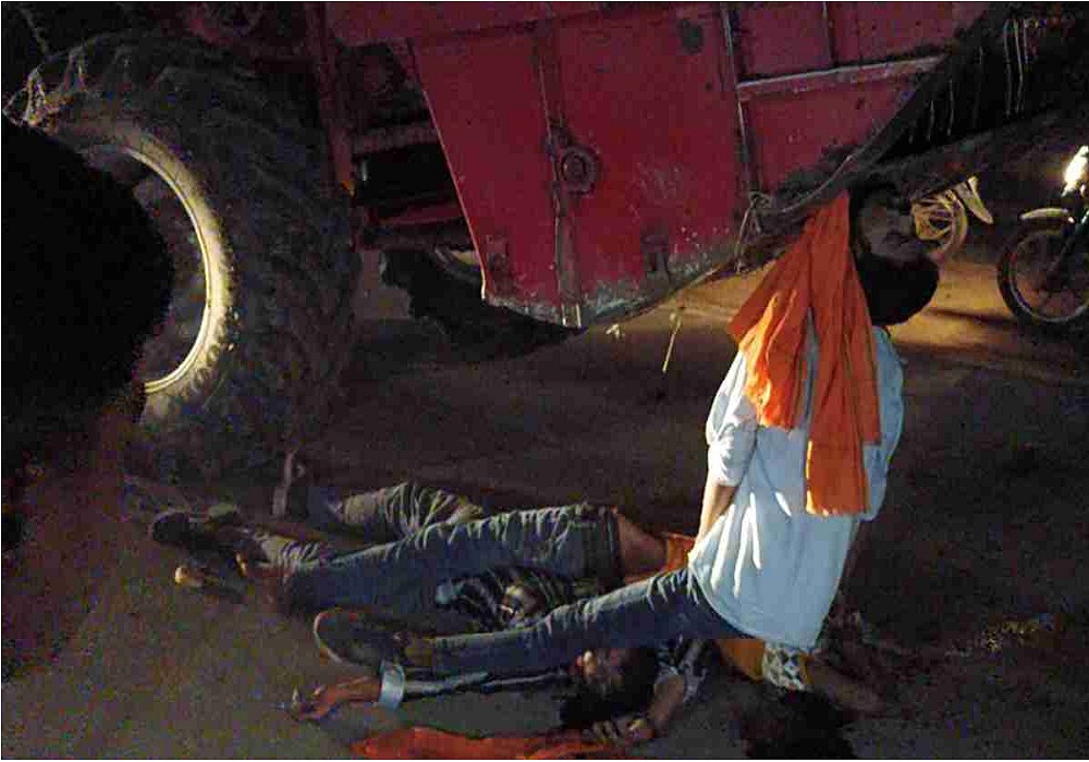 Huge Road Accident: तीन युवकों की मौत… बाइक व हार्वेस्टर में हुई भीषण टक्कर, सड़क पर बिखरी लाशें और खूनी ही खून