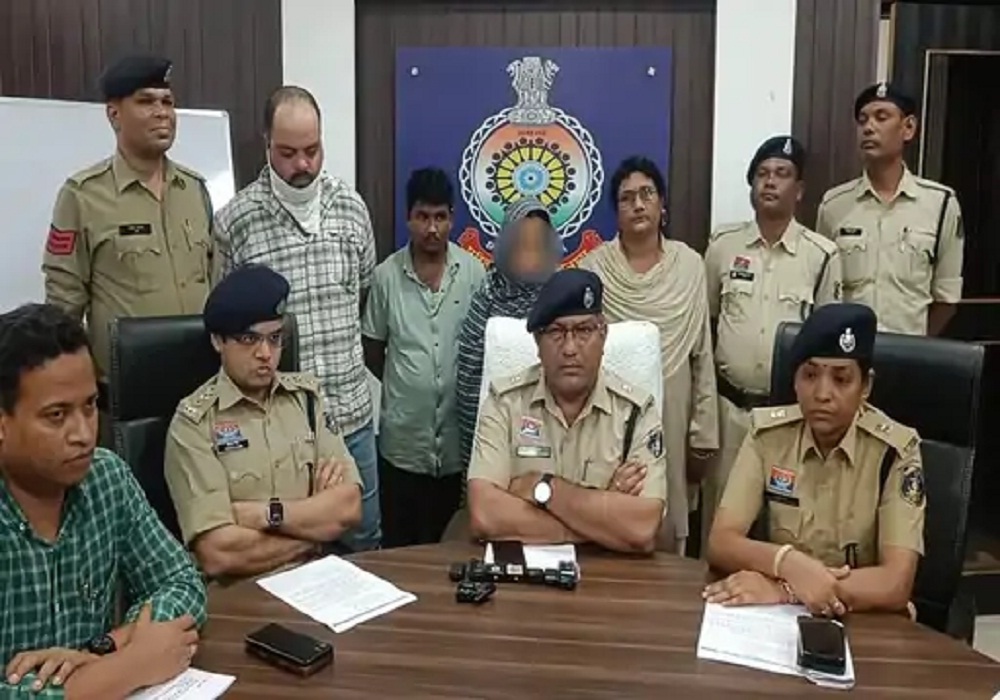 घर में सेक्स रैकेट चला रही थी बुजुर्ग महिला, ग्राहक बनकर पहुंची पुलिस से तय हुआ सौदा, फिर… आपत्तिजनक हालत में मिले युवक-युवतियां, भारी मात्रा में कंडोम बरामद