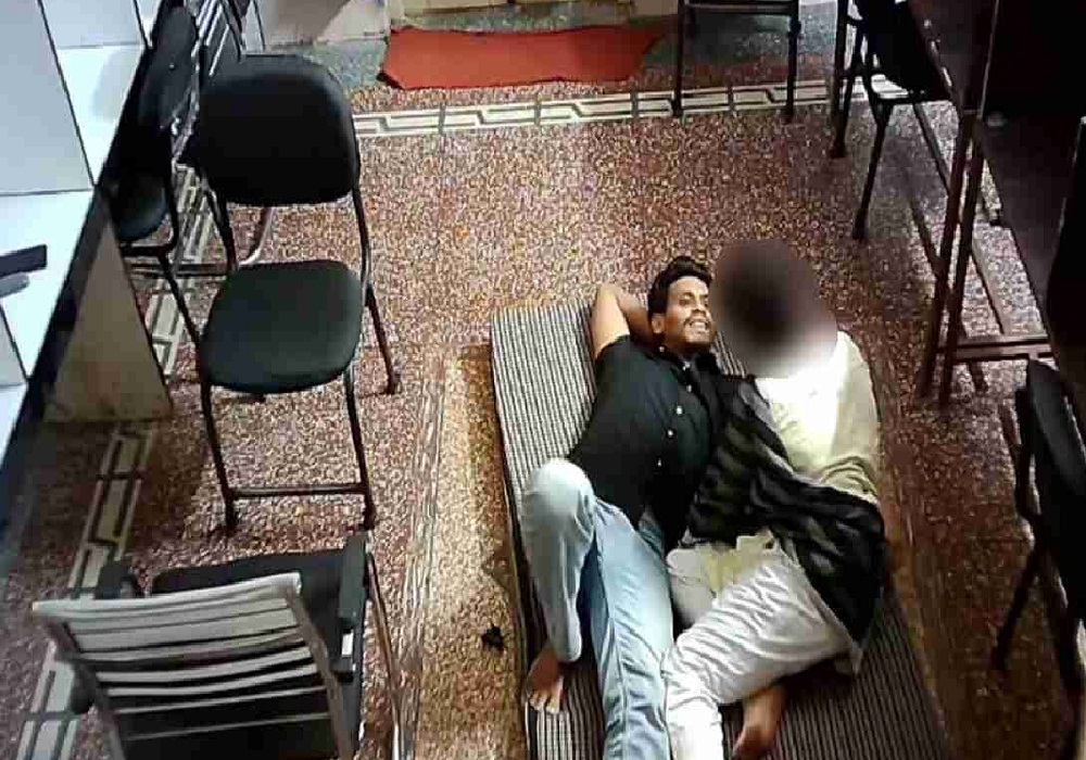 कोचिंग की आड़ में Sex की क्लास! हिंदू बनकर मुस्लिम युवक लड़कियों का बनाता था MMS, मोबाइल स्टोरेज देख पुलिस भी रह गई दंग, Video