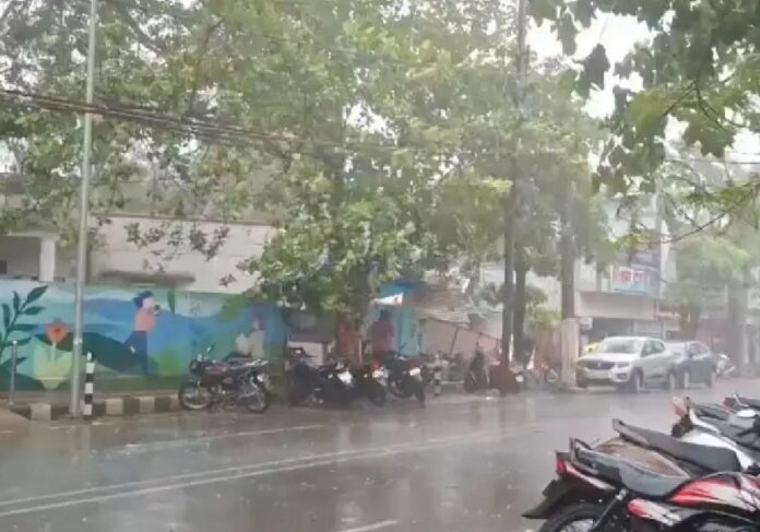 CG Weather Update: प्रदेश में फिर बदलेगा मौसम का मिजाज, तेज आंधी के साथ हो सकती है झमाझम बारिश, जानें IMD अपडेट