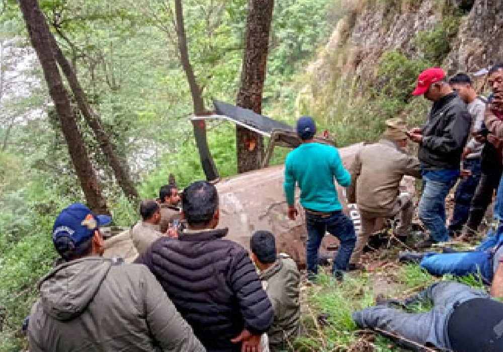 Helicopter Crash: चारधाम यात्रा पर जा रहे श्रद्धालुओं का हेलिकॉप्टर क्रैश, पायलट समेत 6 की मौत