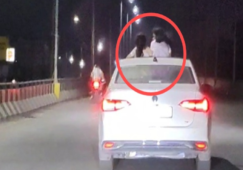 आधी रात को चलती कार में 2 लड़कियों का ऐसा कारनामा देख घूम जाएगा दिमाग, Video Viral