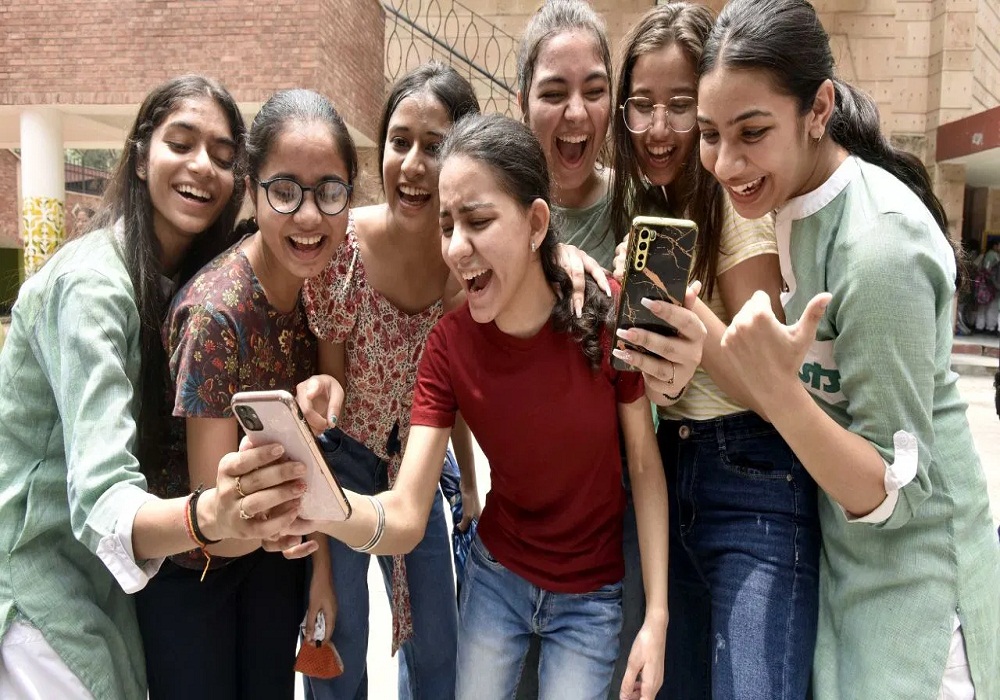 CBSE बोर्ड 12वीं का रिजल्ट जारी, इस बार भी लड़कियों ने मारी बाजी, यहां डायरेक्ट लिंक से करें चेक