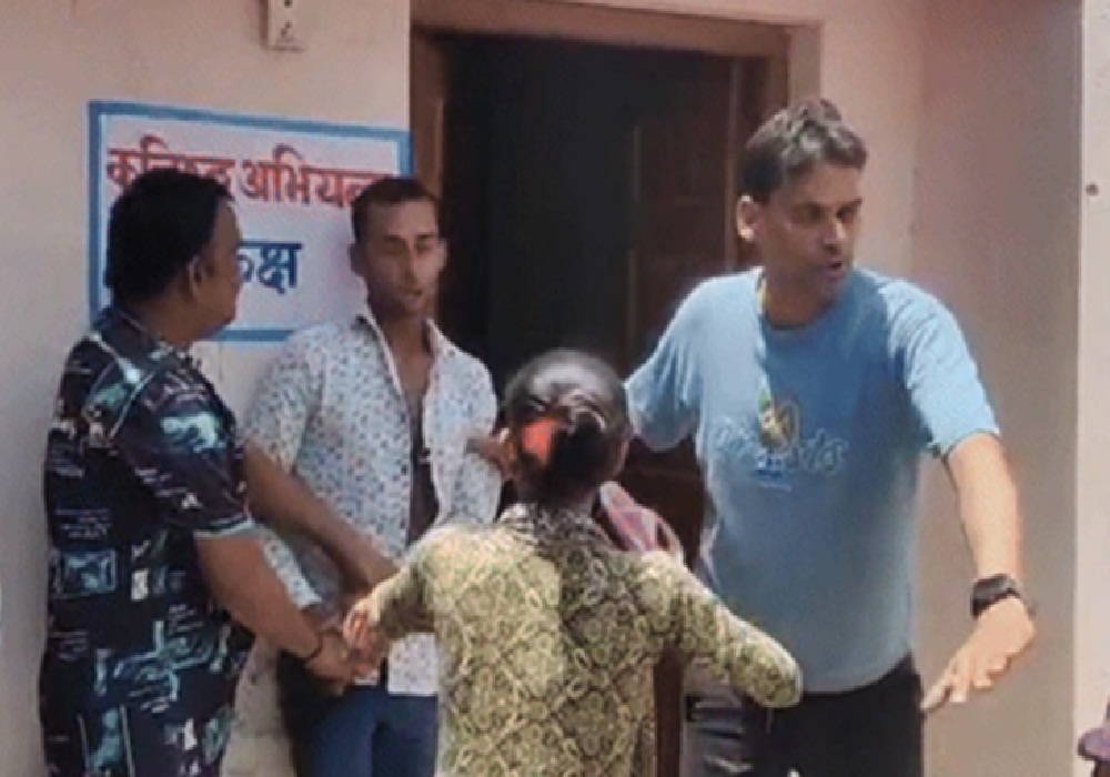 नगर पालिका में जमकर बवाल, महिला कर्मचारी ने रोजगार सहायक की चप्पलों से कर दी पिटाई, वजह जान आप भी खौल उठेंगे