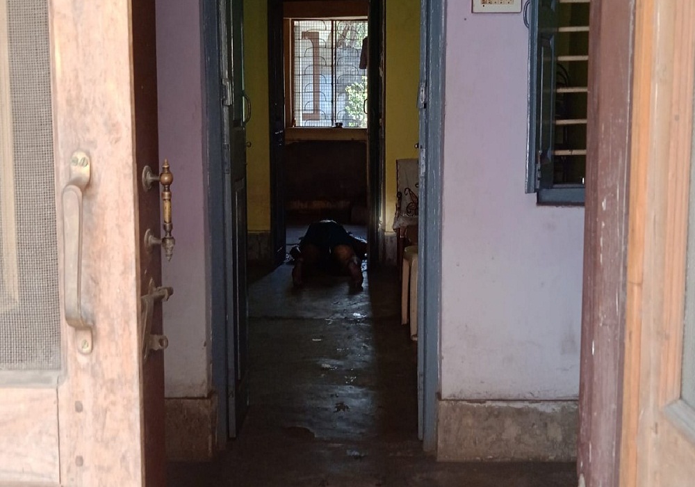 घर से आ रही थी तेज बदबू, पुलिस ने दरवाजा खोल देखा तो… रिटायर्ड टीचर और पत्नी की इस हाल में मिली लाश, मचा हड़कंप