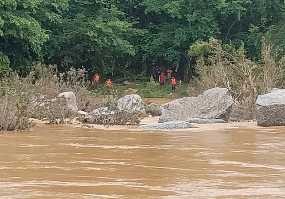 25 घंटे बाद मैनी नदी में मिला महिला का शव, बच्चे समेत 3 की तलाश जारी… मशरूम एकत्रित करने गए थे सभी