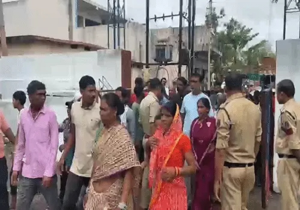 मामूली विवाद में पड़ोसी ने 3 पर चढ़ाई गाड़ी… मौके पर ही एक की मौत, 2 की हालत गंभीर, देखें VIDEO