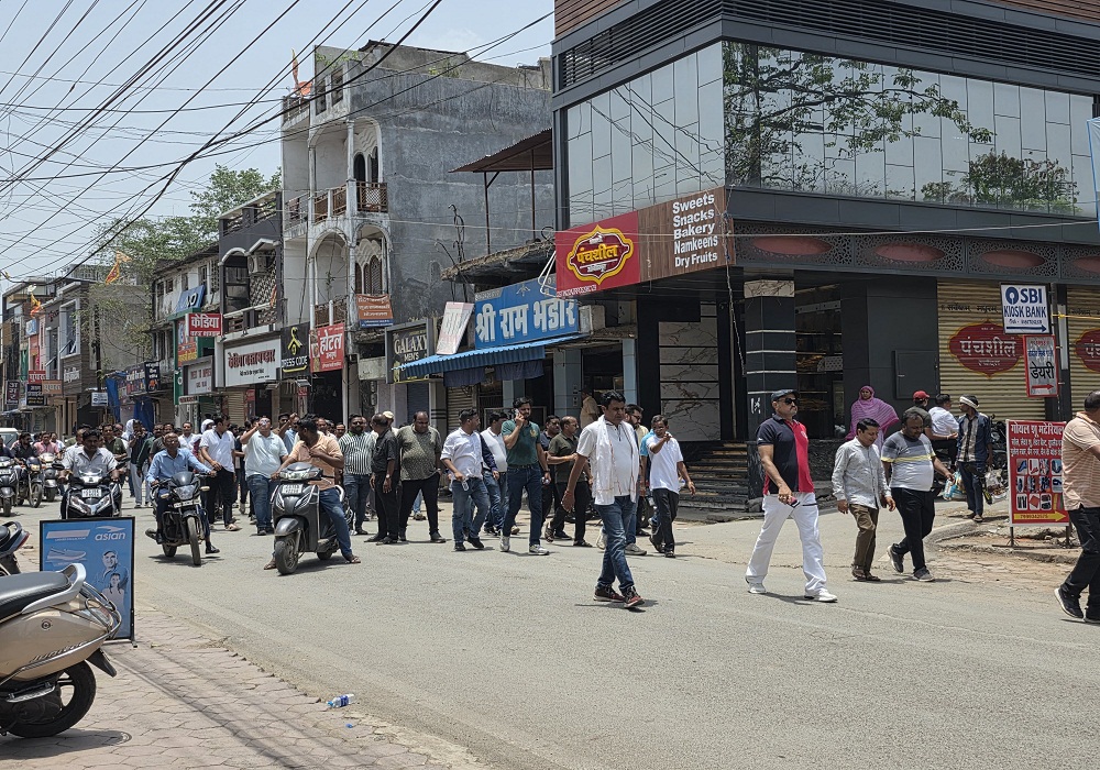 GST छापेमारी के खिलाफ सड़कों पर उतरे व्यापारी, दुकानें की बंद, बोले - अवैध वसूली कर रहे अधिकारी… कांग्रेस ने दिया समर्थन