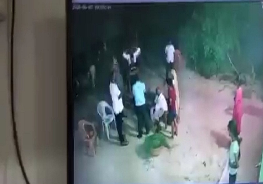 कहां है? घर आ रहा हूं, गोली मार दूंगा… BJP नेता ने युवक को दी धमकी, पीड़ित के घर पहुंचकर किया कांड… देखें VIDEO