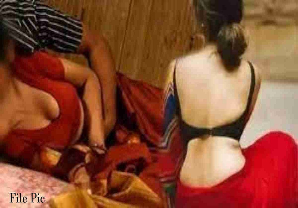 ब्रेस्ट को जानवर की तरह नाखून से नोंचा, प्राइवेट पार्ट में डाला हाथ... महिला बोली - रात में पति बन जाता है हैवान, सुनकर पुलिस भी हुई दंग