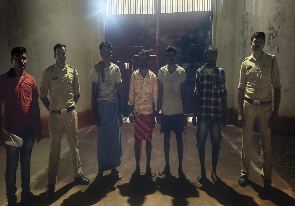 पुलिसकर्मियों पर जानलेवा हमला! ग्रामीणों ने दौड़ाकर मारा, हमले में आरक्षक का सिर फूटा… 3 जवान घायल, जानें मामला