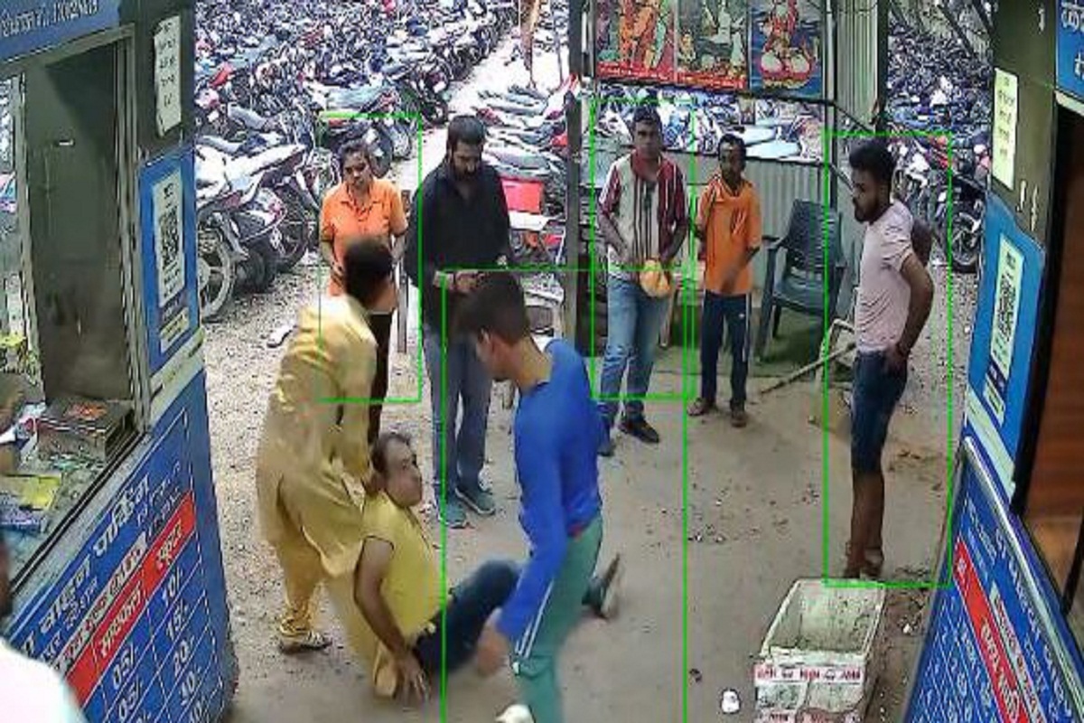 रेलवे स्टेशन की पार्किंग में गुंडागर्दी! स्टाफ पर चाकू और हॉकी स्टिक से किया ताबड़तोड़ हमला, लाइव VIDEO देख आप भी रह जाएंगे सन्न