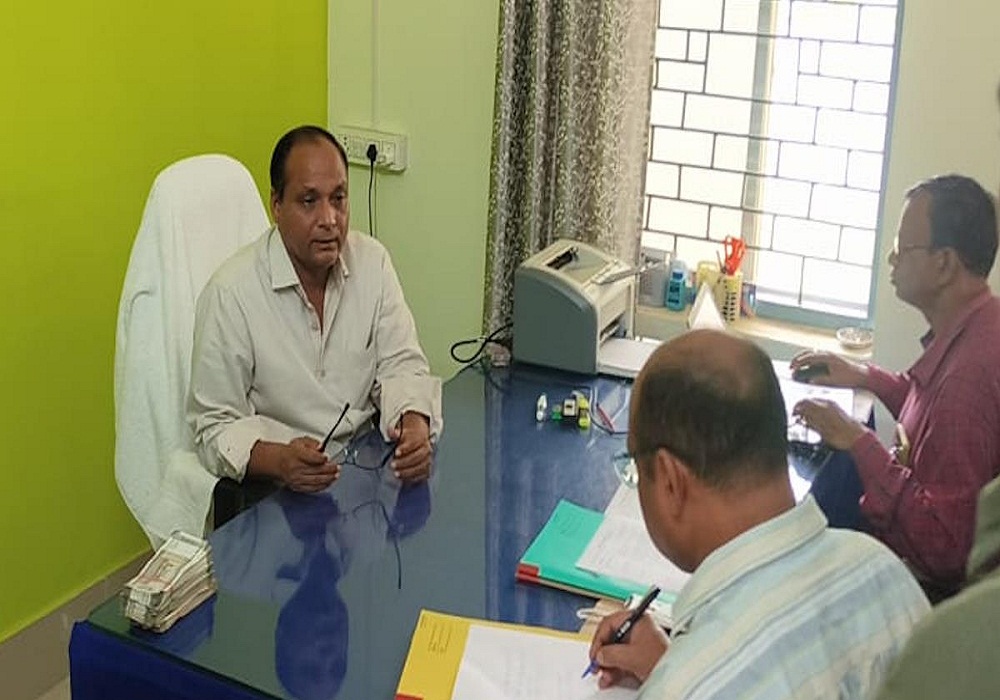 PWD विभाग का EE गिरफ्तार… इस एवज में ठेकेदार से ले रहे थे 2 लाख रुपये की रिश्वत, मचा हड़कंप