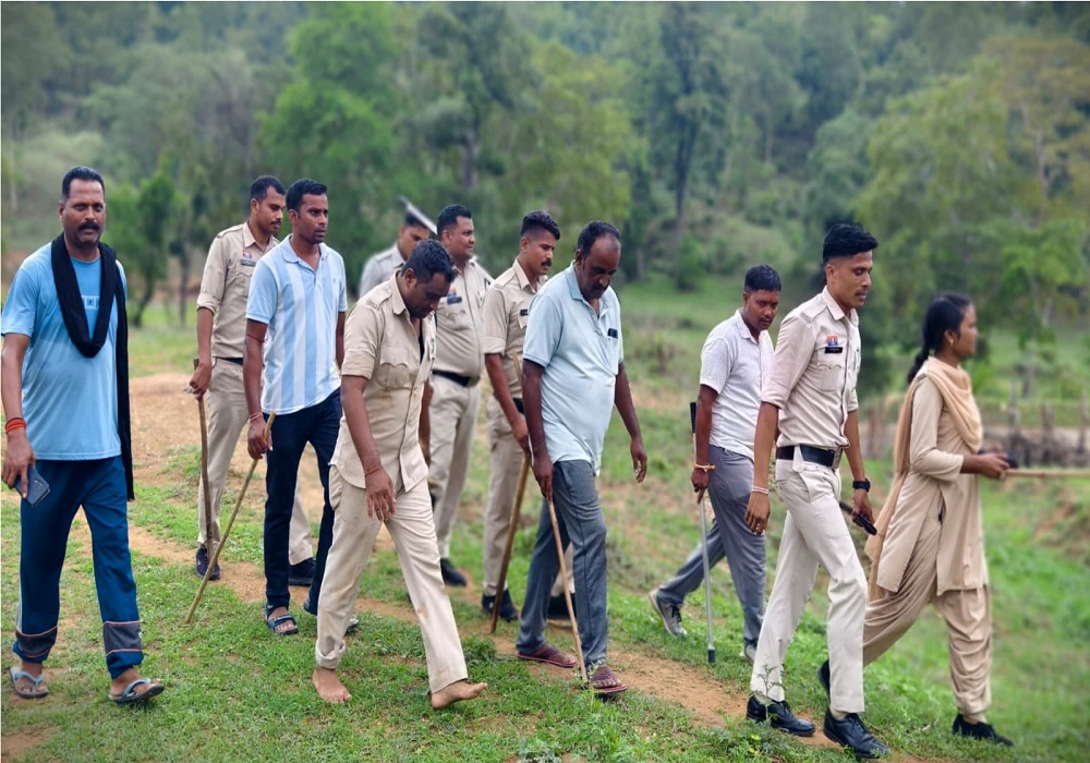 पुलिसकर्मियों पर जानलेवा हमला! ग्रामीणों ने दौड़ाकर मारा, हमले में आरक्षक का सिर फूटा… 3 जवान घायल, जानें मामला