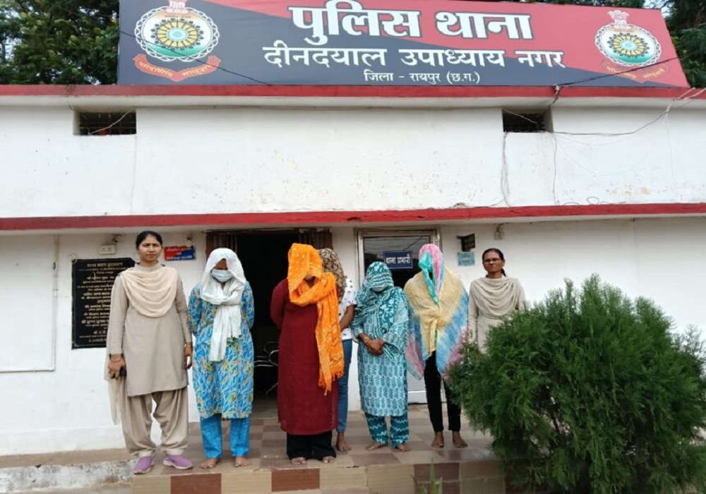 10 हजार में दूसरे राज्यों से बुलाई जाती थी लड़कियां, गिरफ्तार 5 युवतियां के फोन में मिले 250 से ज्यादा अश्लील फोटो-Video, ऐसे तय होता था सौदा